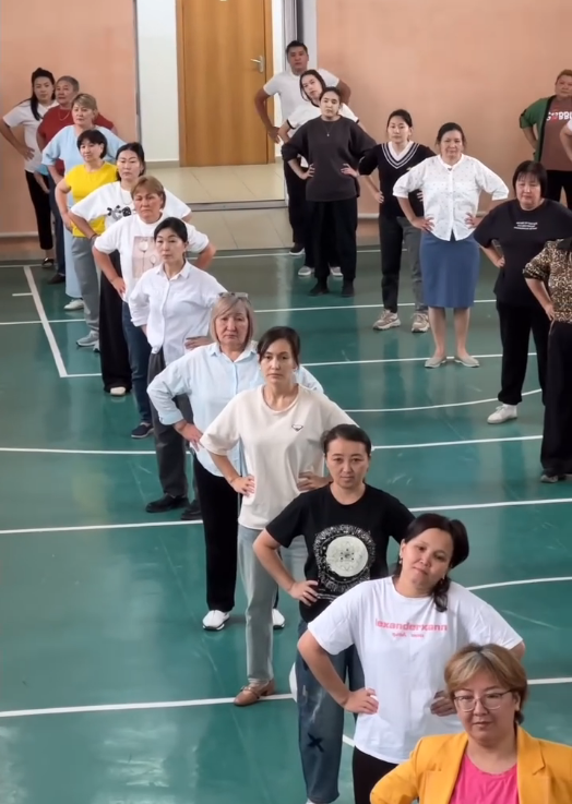 "Денсаулық үшін бірге" акциясы аясында Абай атындағы мектеп-гимназияның ұстаздары таңғы жаттығу жасады